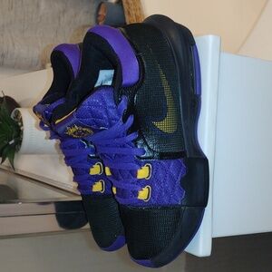 Nike LeBron Witness 8